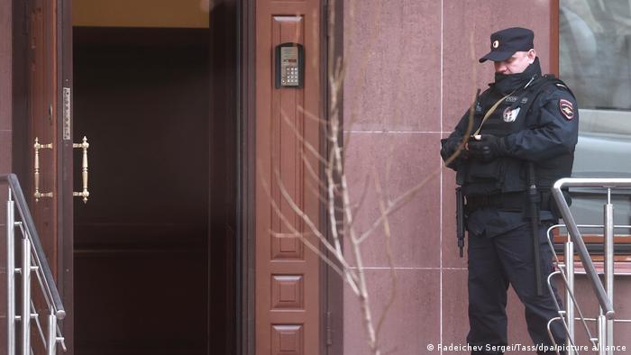 Αστυνομική φρουρά στην είσοδο του σπιτιού του Βλαντισλάβ Αβάγεφ