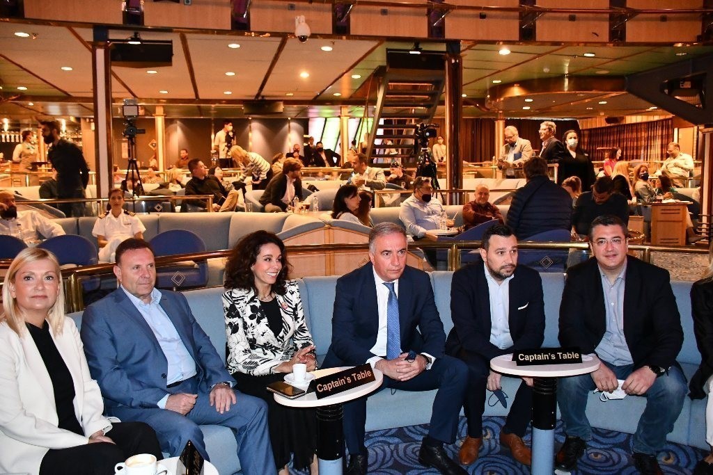Επίσημοι προσκαλεσμένοι κάθονται στο σαλόνι του πλοίου Celestyal Crystal για την ανάδειξη του λιμανιού της Θεσσαλονίκης ως λιμάνι απο-επιβίβασης