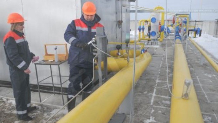 εργάτες δίπλα σε αγωγούς φυσικού αερίου στην Ουκρανία