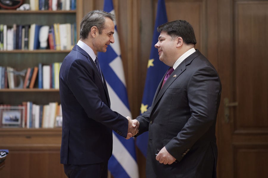 Ο Πρωθυπουργός Κυριάκος Μητσοτάκης συναντήθηκε με τον νέο Πρέσβη των ΗΠΑ στην Ελλάδα, George Tsunis στο Μέγαρο Μαξίμου, Πέμπτη 12 Μαΐου 2022. ΑΠΕ-ΜΠΕ/ΓΡΑΦΕΙΟ ΤΥΠΟΥ ΠΡΩΘΥΠΟΥΡΓΟΥ/ΔΗΜΗΤΡΗΣ ΠΑΠΑΜΗΤΣΟΣ