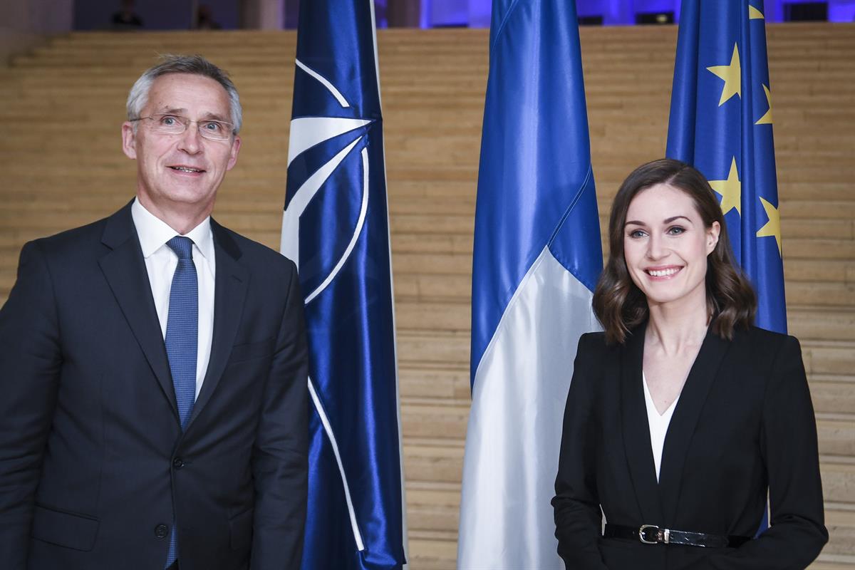 Ο Γενικός Γραμματέας του ΝΑΤΟ Γενς Στόλτενμπεργκ με τη πρωθυπουργό της Φιλανδίας, Σάνα Μάριν
