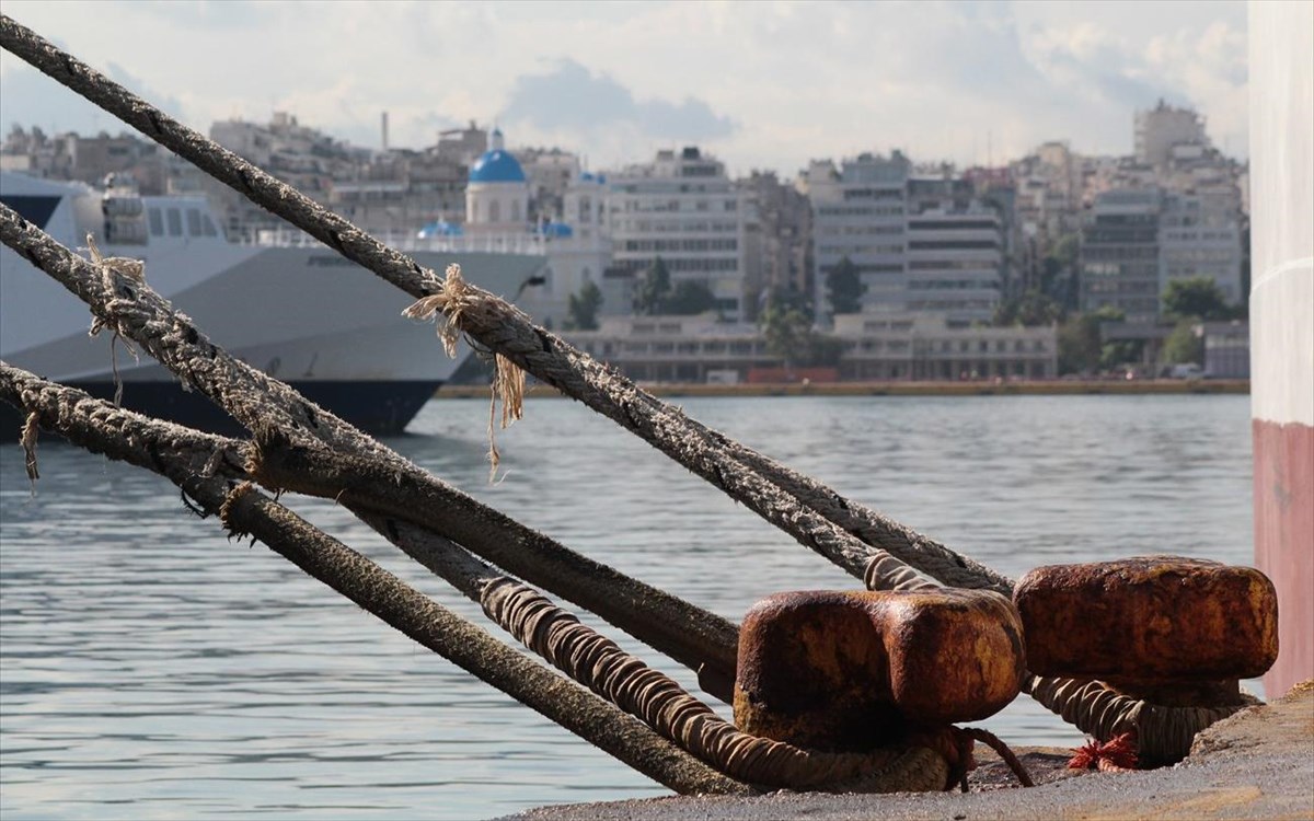 Πλοίο δεμένο στο λιμάνι