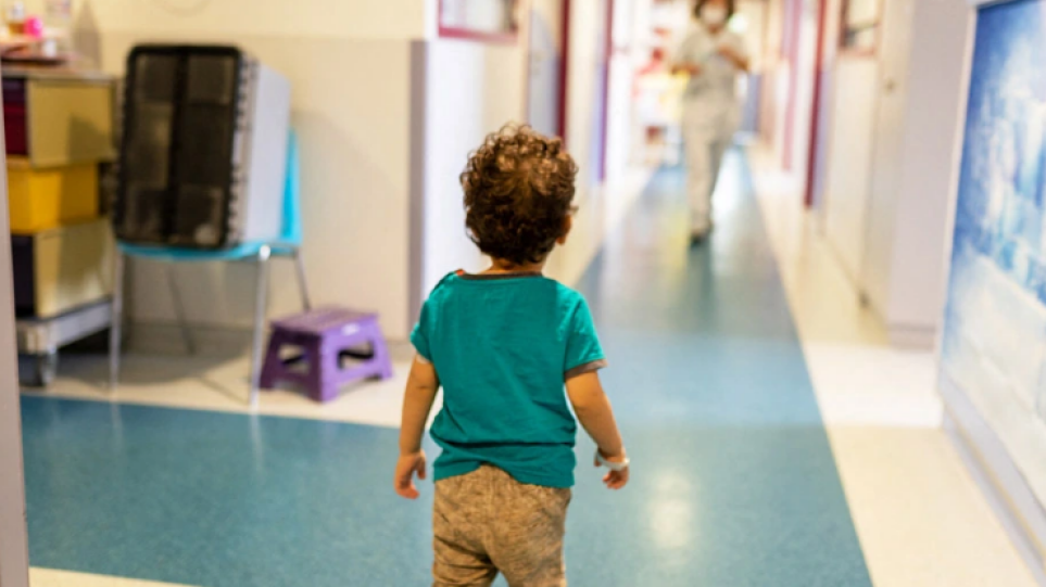 Παιδάκι περπατάει σε διάδρομο νοσοκομείου