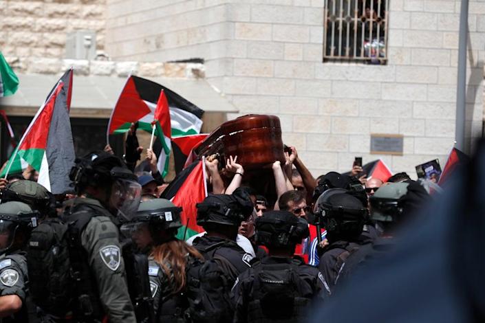 Διαδηλωτές με σημαίες της Παλαιστίνης γύρω από το φέρετρο δημοσιογράφου του Al Jazeera