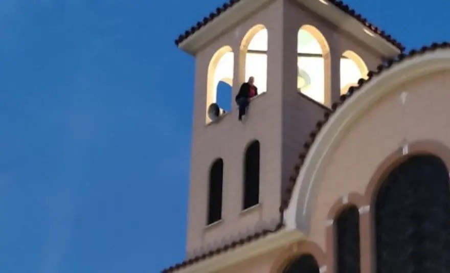 άνδρας πάνω σε καμπαναριό εκκλησίας στο Αιγάλεω απειλεί να αυτοκτονήσει