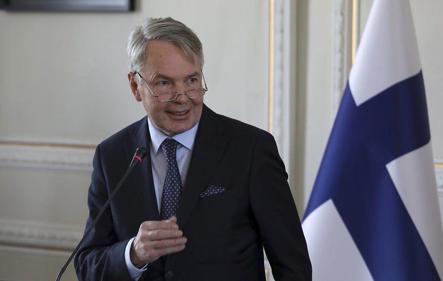 Πέκα Χααβίστο, Υπουργός Εξωτερικών Φινλανδίας μιλά μπροστά από μια σημαία της χώρας του