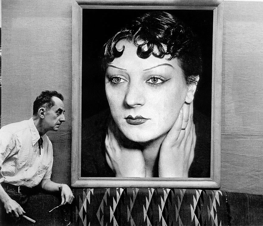 Ο Μαν Ρέι μπροστά σε ένα πορτρέτο της Κίκι ντε Μονπαρνάς