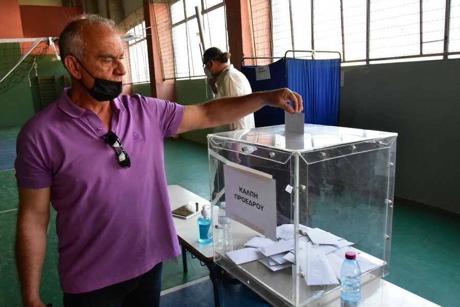 Μέλη του ΣΥΡΙΖΑ ψηφίζουν για την εκλογή προέδρου και νέας Κεντρικής Επιτροπής του κόμματος,