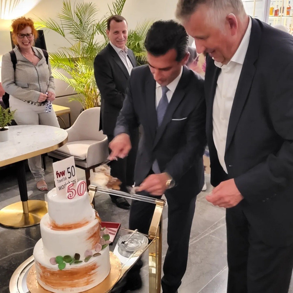 Ο κ. Ευστάθιος Σαββίδης, General Manager του Grecotel Corfu Imperial κόβει την εορταστική τούρτα υπό το βλέμμα του κ. Klaus Hildebrandt αρχισυντάκτη του FVW