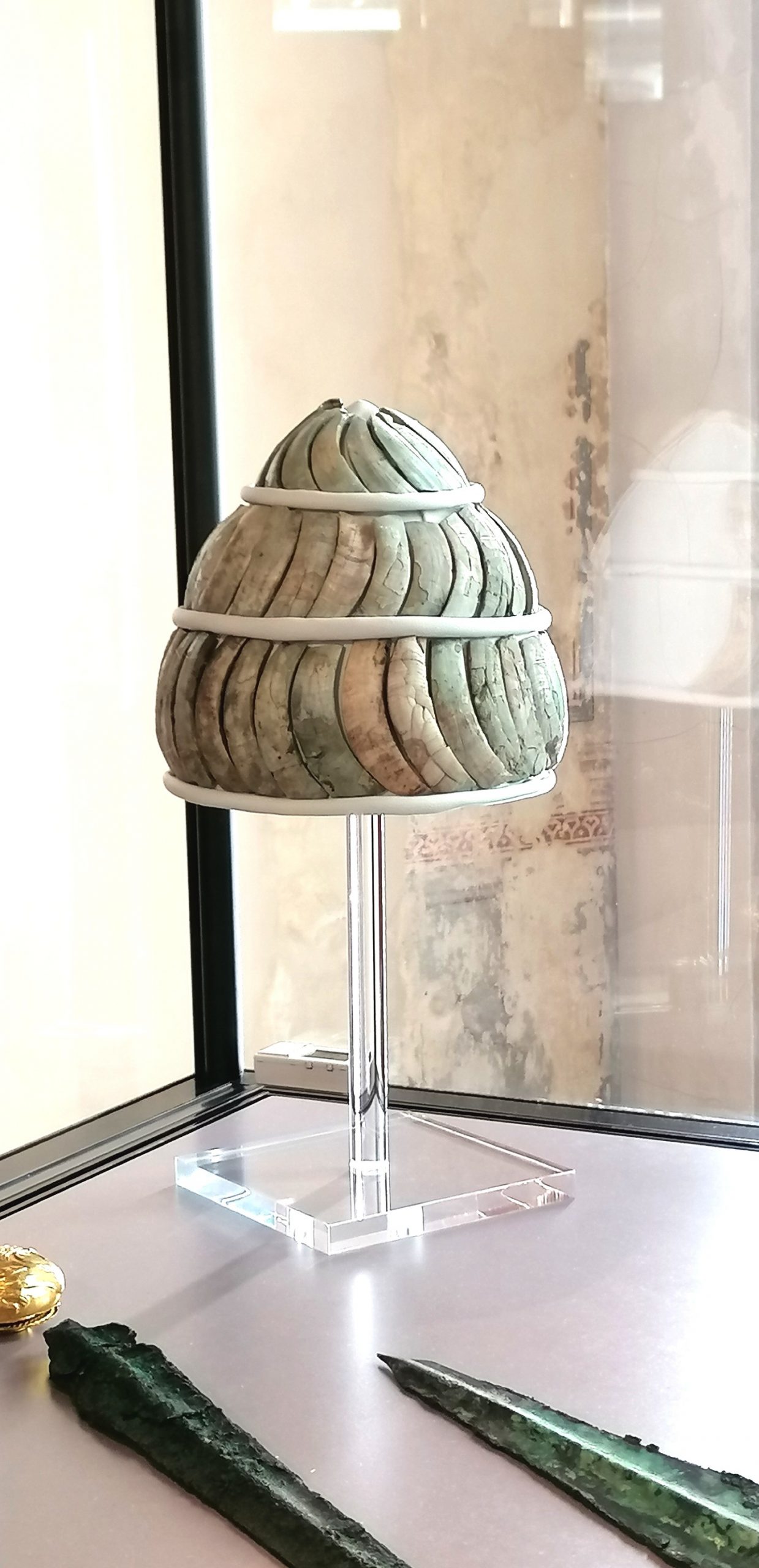 Ανακατασκευασμένο μυκηναϊκό κράνος με επένδυση χαύλιους αγριογούρουνου από τον τάφο IV του Ταφικού Κύκλου των Μυκηνών