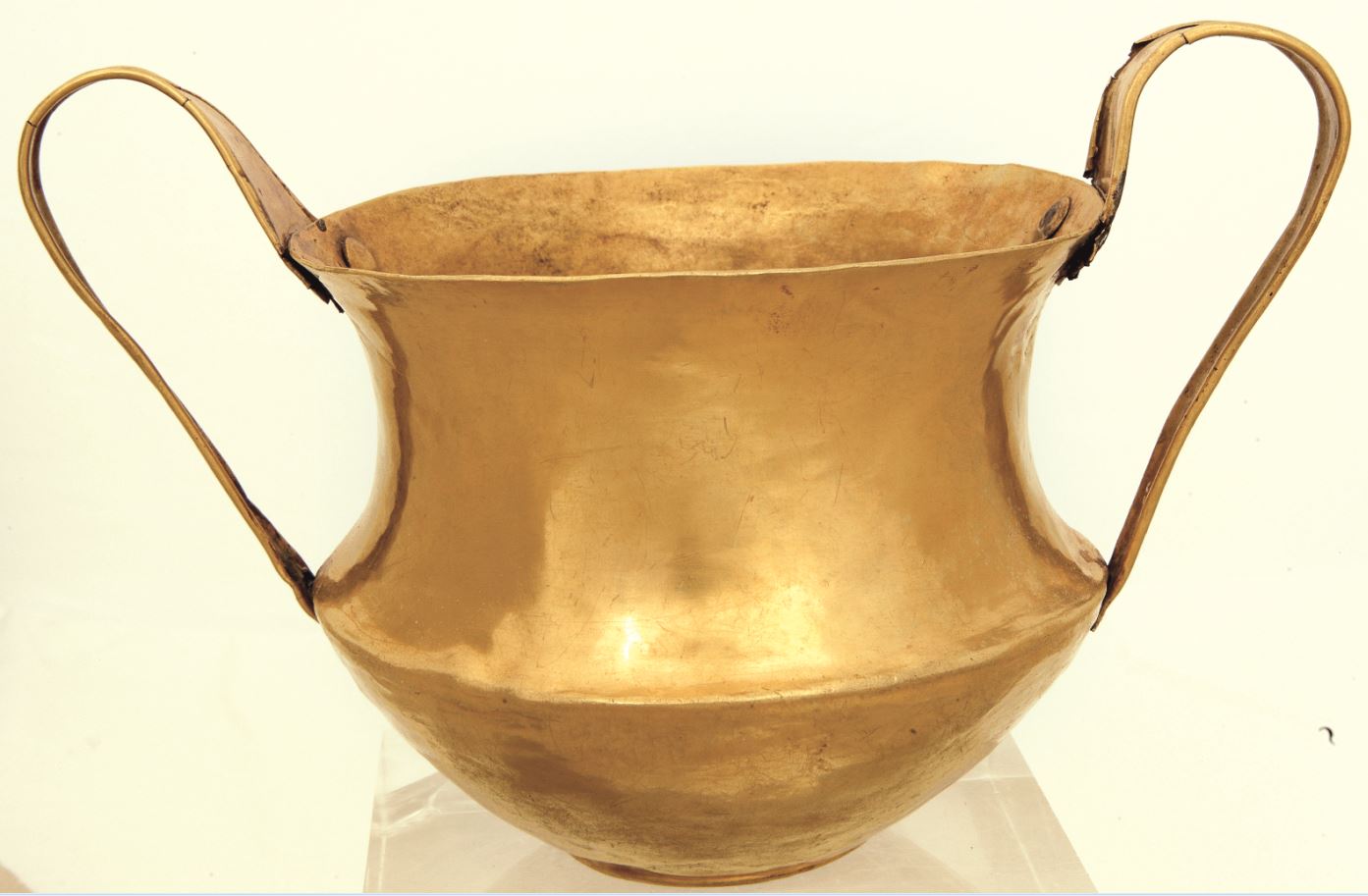 Χρυσός δίωτος κάνθαρος από τον λακκοειδή τάφο IV του Ταφικού Κύκλου Α των Μυκηνών