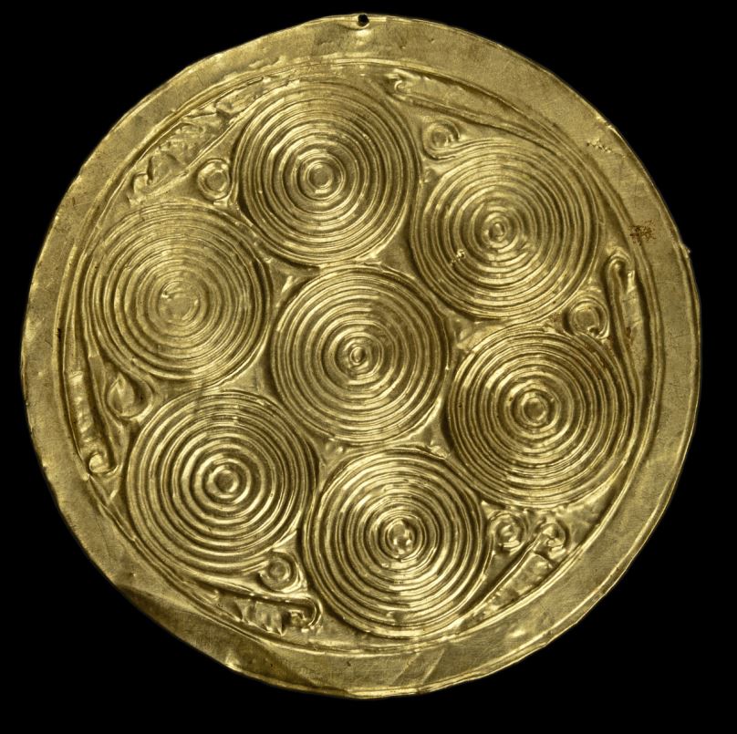 Χρυσό δισκάριο με εμπίεστο διάκοσμο σπειρών από τον λακκοειδή τάφο ΙΙΙ του Ταφικού Κύκλου Α των Μυκηνών