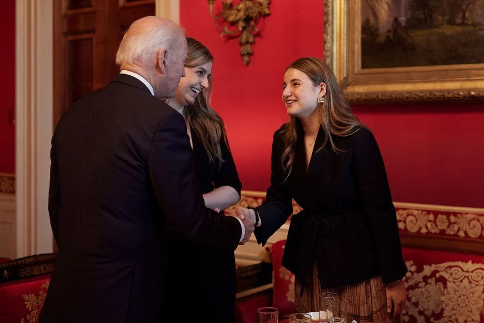 Οι κόρες του πρωθυπουργού Κυριάκου Μητσοτάκη, Δάφνη και Σοφία με τον πρόεδρο των ΗΠΑ, Τζο Μπάιντεν