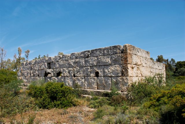 Ο Ταφικός Περίβολος του Ελληνικού με εμφανή τα σημάδια της φθοράς