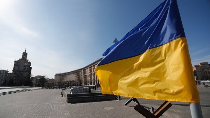 Ουκρανία: Ουκρανική σημαία κυματίζει σε πλατεία