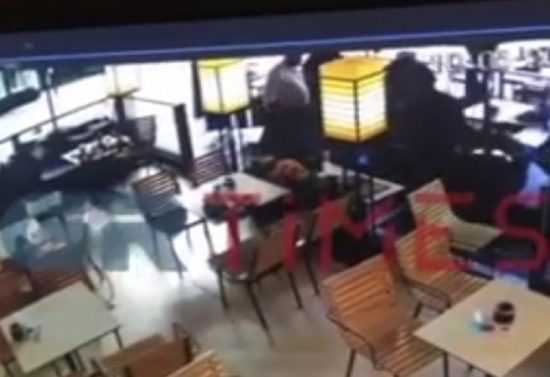 Κατερίνη: Αστυνομικός σώζει γυναίκα που καταρρέει σε καφετέρια (video)