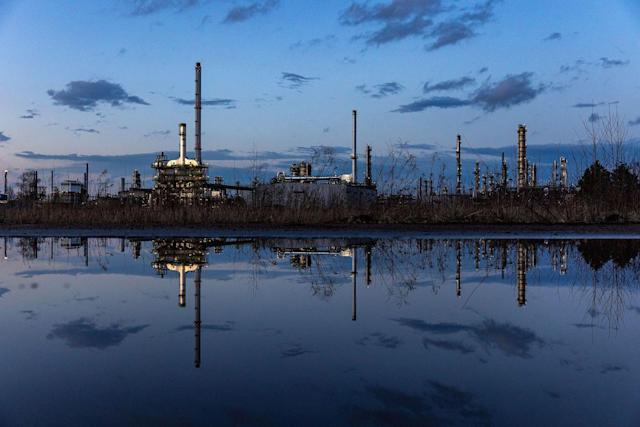 Το διυλιστήριο, το οποίο διαχειρίζεται ρωσικό πετρέλαιο που παραδίδεται μέσω του αγωγού Druzhba, προμηθεύει το μεγαλύτερο μέρος της βενζίνης, του ντίζελ, του πετρελαίου θέρμανσης και της κηροζίνης στο Βερολίνο και το Βρανδεμβούργο.