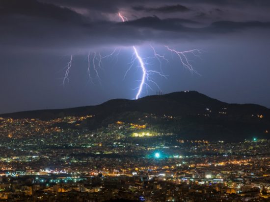 Ισχυρή καταιγίδα στο κέντρο της Αθήνας – Κολυδάς: Θα συνεχιστούν έως λίγο μετά τα μεσάνυχτα