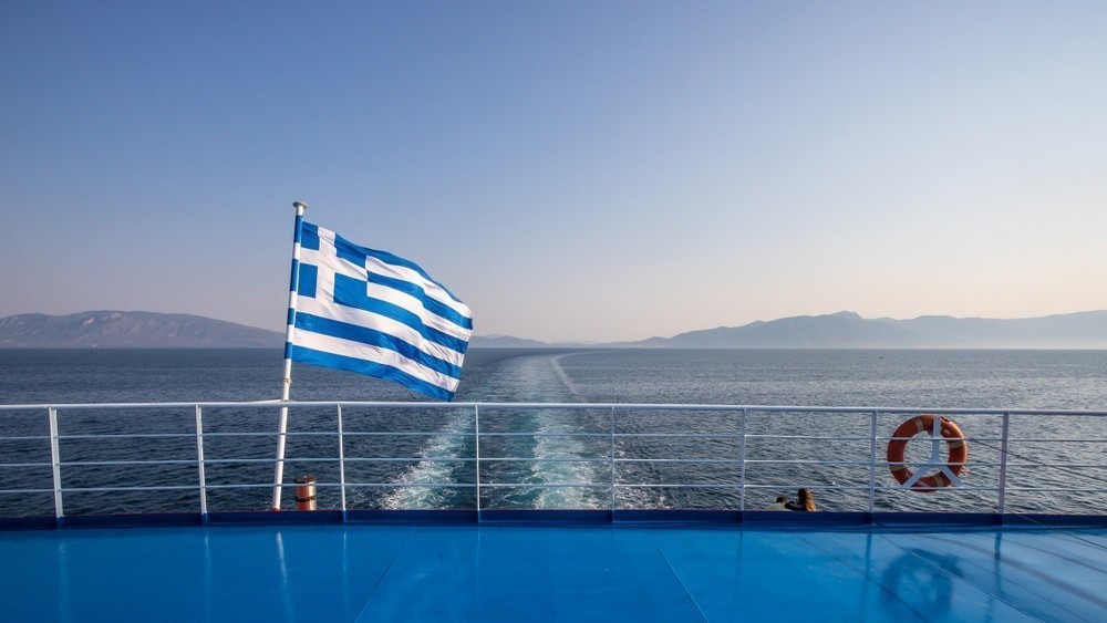 Ελληνική σημαία ανεμίζει στο κατάστρωμα του πλοίου (Τι θα γίνει με τις ακτοπολοϊκές συγκοινωνίες – 9 νησιά στο «κόκκινο»)