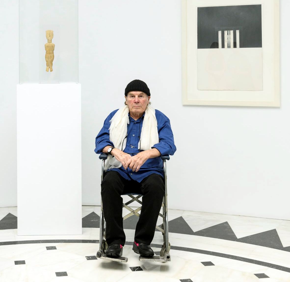 Ο Μπράις Μάρντεν στο Μουσείο Κυκλαδικής Τέχνης ανάμεσα σε έργα του