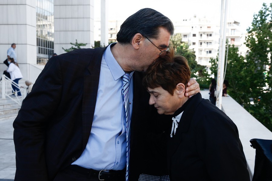 Οι γονείς της δολοφονημένης Ελένης Τοπαλούδη, Γιάννης και Κυριακή Τοπαλούδη πριν την ανακοίνωση της απόφασης της δικής στο Εφετείο