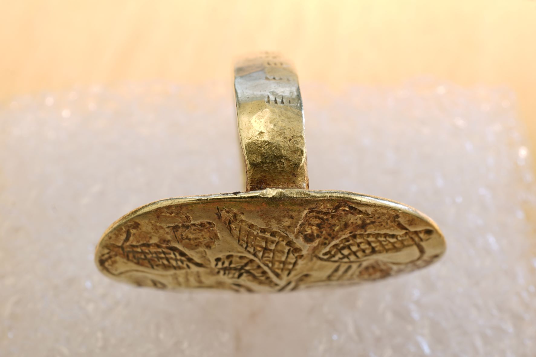 Χρυσό μυκηναϊκό δαχτυλίδι από την Ιαλυσό της Ρόδου με παράσταση ζεύγους αντωπών σφιγγών