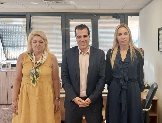 Ο υπουργός Υγείας, Θάνος Πλεύρης, επισκέφθηκε σήμερα τον Οργανισμό, όπου πραγματοποίησε σύσκεψη με τη διοικητή, Θεανώ Καρποδίνη και τη μη εκτελεστική πρόεδρο του ΕΟΠΥΥ, Βασιλική-Κωνσταντίνα Γκογκοζώτου.