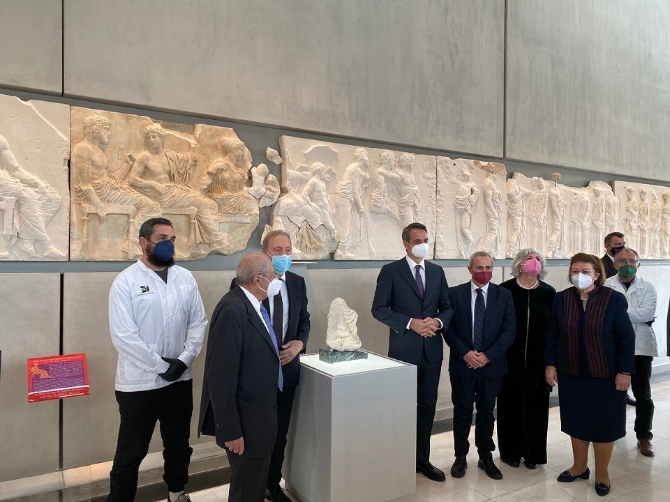 , Η τοποθέτηση του «Θραύσματος Fagan» στο Μουσείο Ακρόπολης, παρουσία του Πρωθυπουργού Κυριάκου Μητσοτάκη