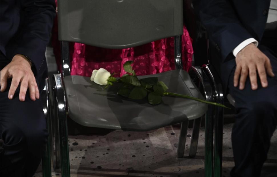 Ένα λευκό τριαντάφυλλο στην κενή θέση της Φώφης Γεννηματά στο Συνέδριο του ΠΑΣΟΚ-ΚΙΝΑΛ
