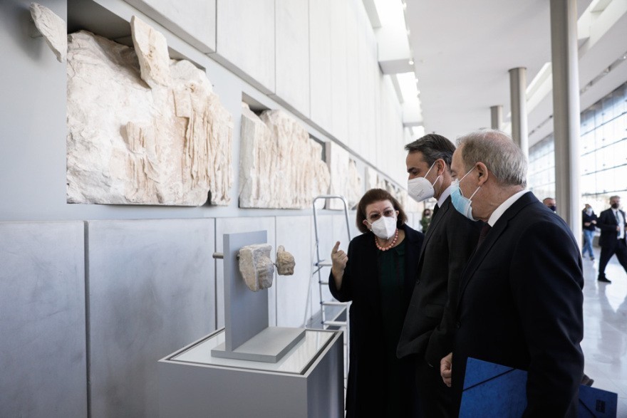 Ο Πρωθυπουργός Κυριάκος Μητσοτάκης, η υπουργός Πολιτισμού Λίνα Μενδώνη και ο διευθυντής του Μουσείο Ακρόπολης Νίκος Σταμπολίδης στο Μουσείο Ακρόπολης