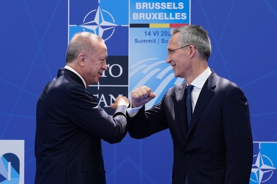 Ο Γενικός Γραμματέας του ΝΑΤΟ, Γενς Στόλτενμπεργκ με τον Πρόεδρο της Τουρκίας, Ταγίπ Ερντογάν
