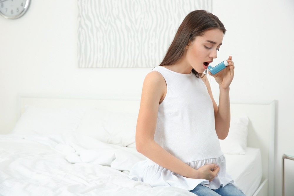 Γυναίκα κάνει εισπνοές για να καταπολεμήσει το άσθμα στην εγκυμοσύνη