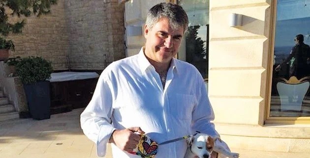 Ο επιχειρηματίας Γιάννης Φλωρίδης κρατώντας στα χέρια ένα κουτάβι