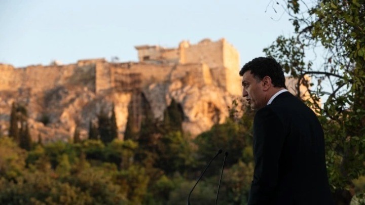 Ο υπουργός Τουρισμού, Βασίλης Κικίλιας μπροστά από την Ακρόπολη