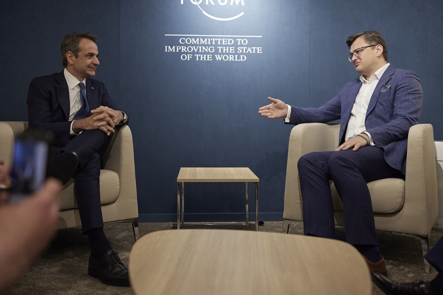 Ο πρωθυπουργός Κυριάκος Μητσοτάκης συνομιλεί με τον υπουργό Εξωτερικών της Ουκρανίας Dmytro Kuleba κατά τη διάρκεια της συνάντησής τους στο πλαίσιο του Παγκόσμιου Οικονομικού Φόρουμ (WEF), στο Νταβός της Ελβετίας