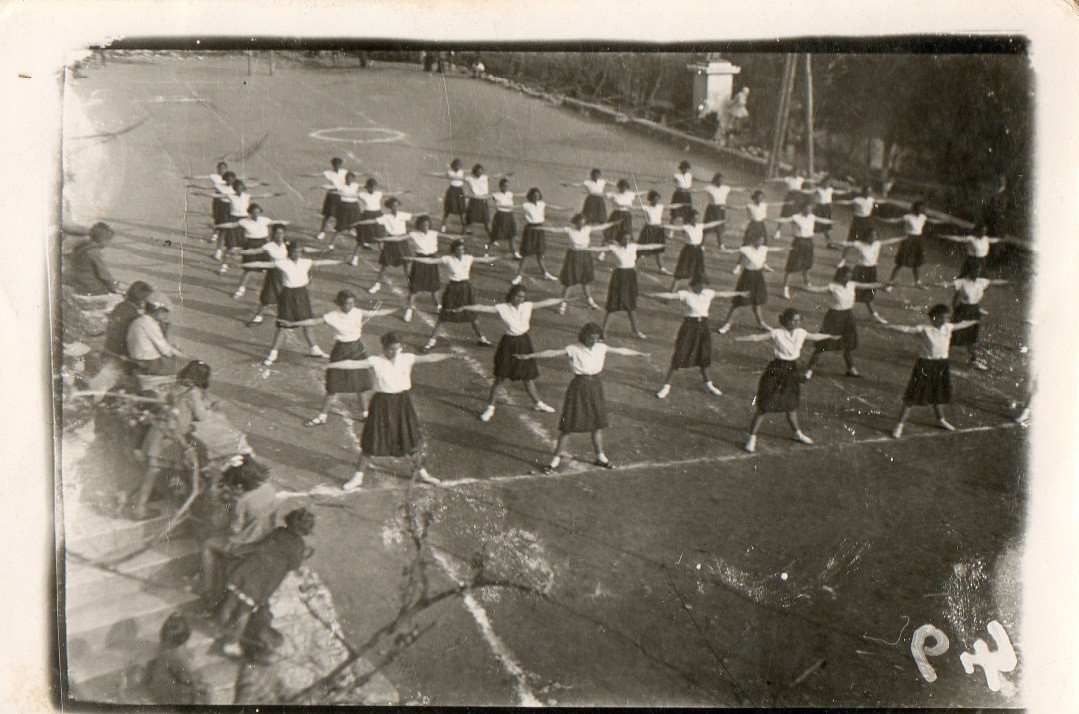 Στιγμιότυπο από τις γυμναστικές επιδείξεις τελειόφοιτων κοριτσιών του Γυμνασίου της Δημητσάνας το 1954. © Διασυνεδριακό και Πολιτιστικό Κέντρο Δημητσάνας