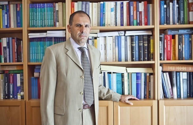 O υπουργός Επικρατείας Γιώργος Γεραπετρίτης μπροστά από μια βιβλιοθήκη