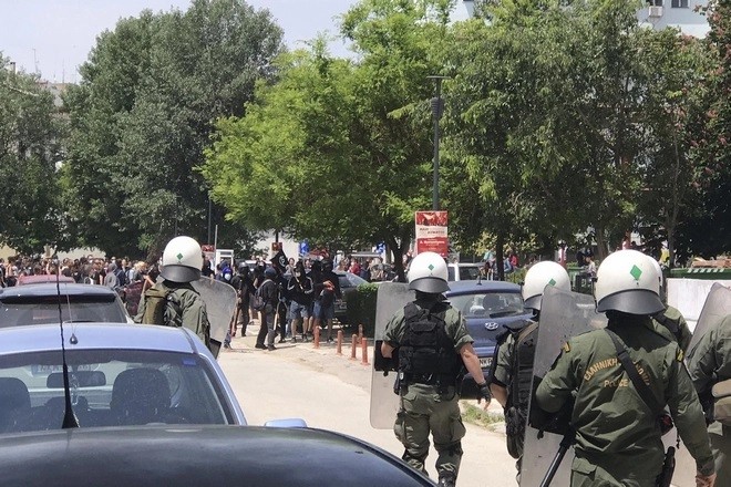 Αστυνομικοί απέναντι σε διαδηλωτές στη Θεσσαλονίκη