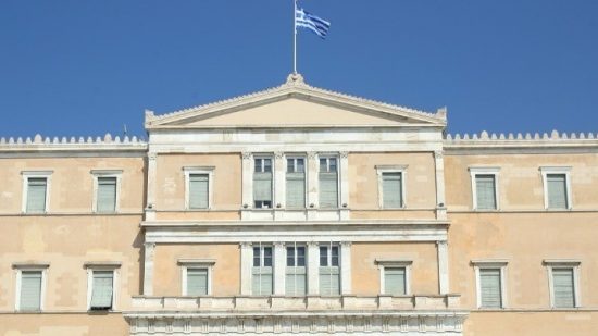 Βουλή: Αποσύρθηκε η υποχρεωτική ασφάλιση κτιρίων και η εξαίρεση αναδασωτέων περιοχών