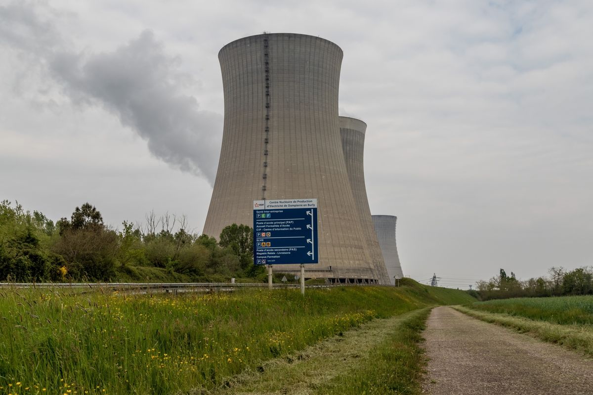 Πύργοι ψύξης στον πυρηνικό σταθμό EDF, στο Dampierre-en-Burly, Γαλλία
