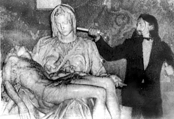 Ο Λάζλο Τοθ ενώ επιτίθεται με σφυρί στην «Πιέτα» του Μιχαήλ Άγγελου στη Βασιλική του Αγίου Πέτρου του Βατικανού