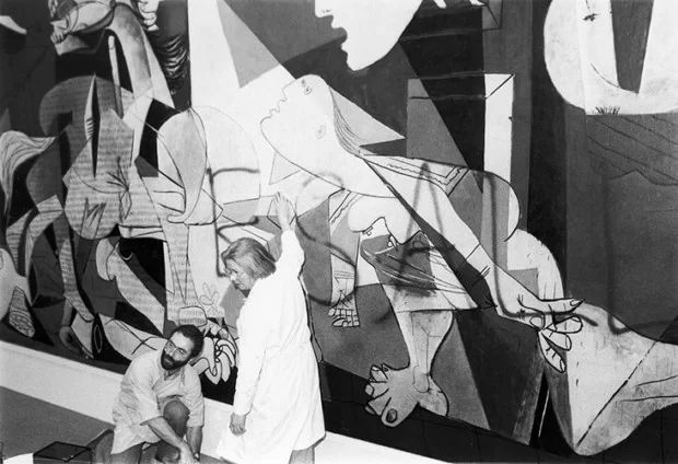 Συντηρητές του Μουσείου Μοντέρνας Τέχνης της Νέας Υόρκης καθαρίζουν την μπογιά από την «Γκερνίκα» του Πικάσο