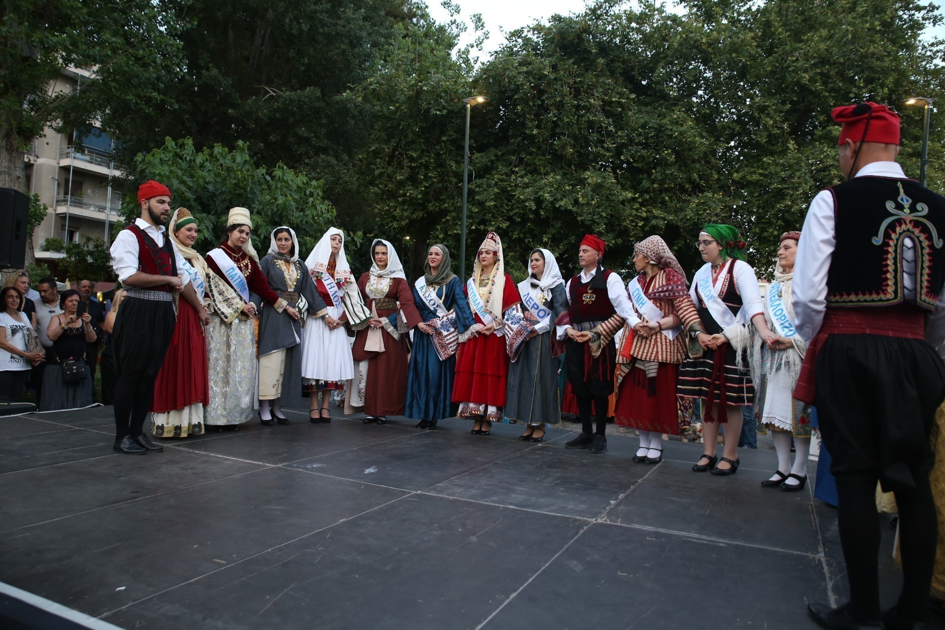 Με επιτυχία πραγματοποιήθηκαν οι Χοροί της Θάλασσας στην πλατεία Κανάρη