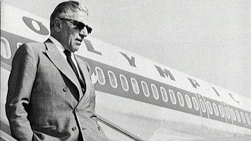 Ο Αριστοτέλης Ωνάσης ενώ κατεβαίνει από αεροπλάνο της Ολυμπιακής