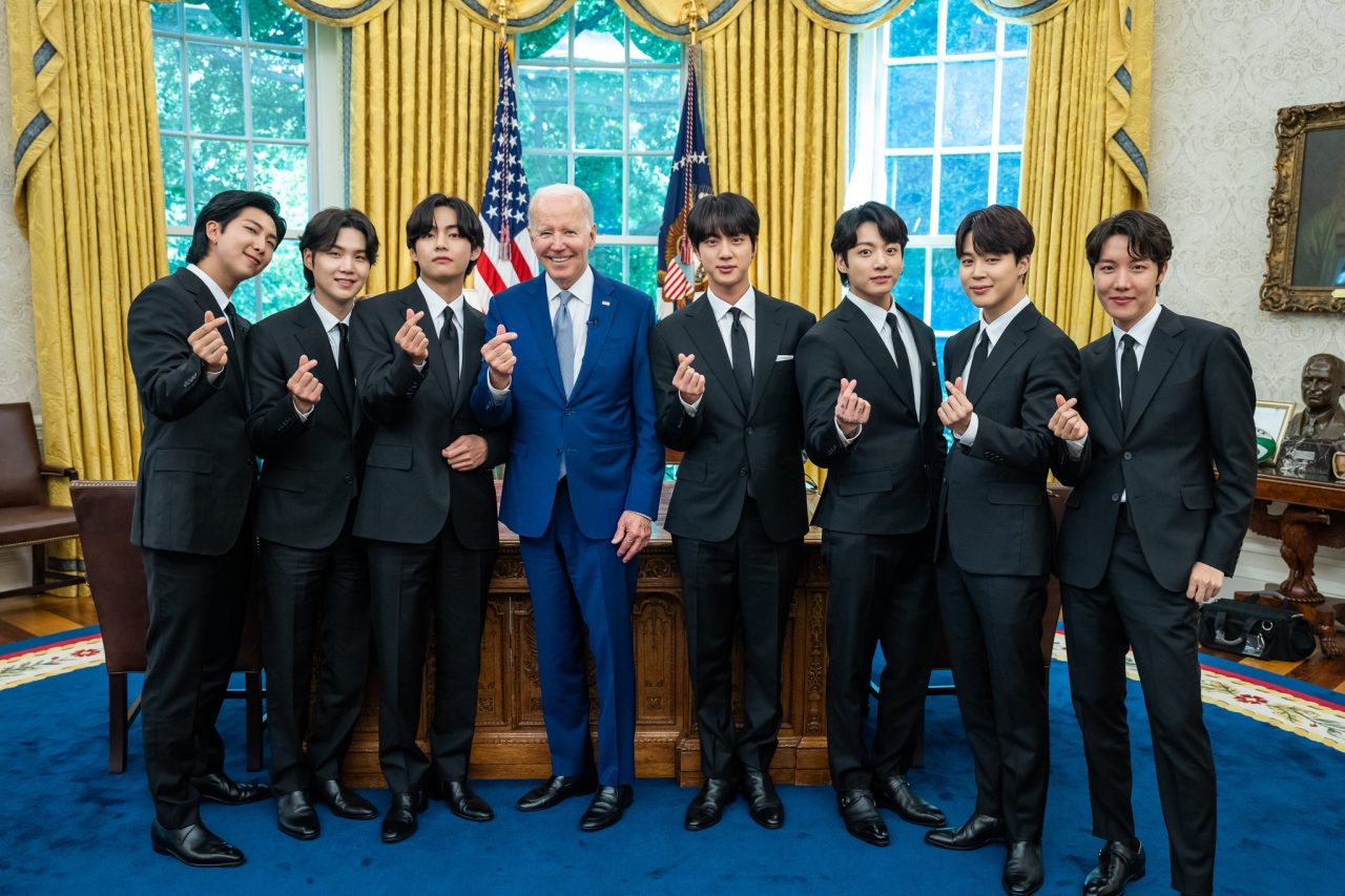 Οι BTS ποζάρουν με τον πρόεδρο των ΗΠΑ, Τζο Μπάιντεν, στον Λευκό Οίκο