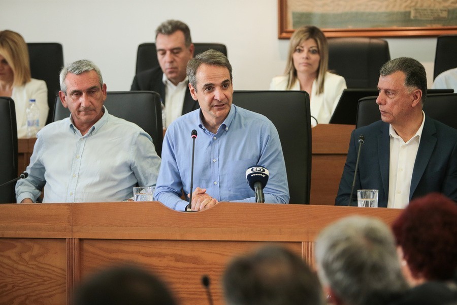 Ο πρωθυπουργός Κυριάκος Μητσοτάκης συναντάται με τον δήμαρχο Θεοδόση Νικηταρά και με τουριστικούς φορείς του νησιού κατά την διάρκεια της επίσκεψης του στην Κω, την Πέμπτη 2 Ιουνίου 2022.