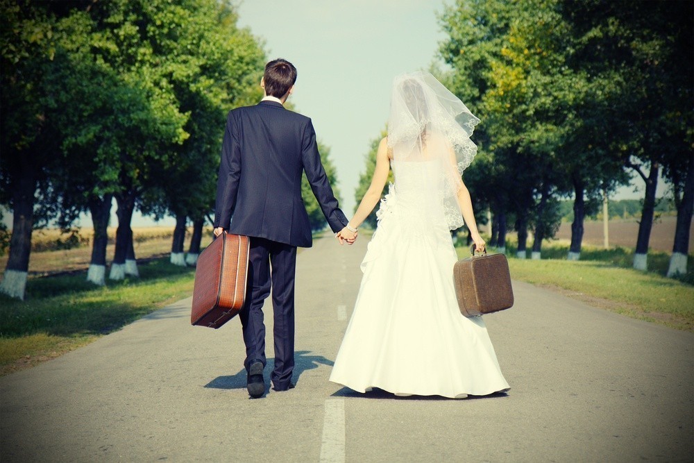 Γαμπρός και νύφη φεύγουν για γαμήλιο ταξίδι