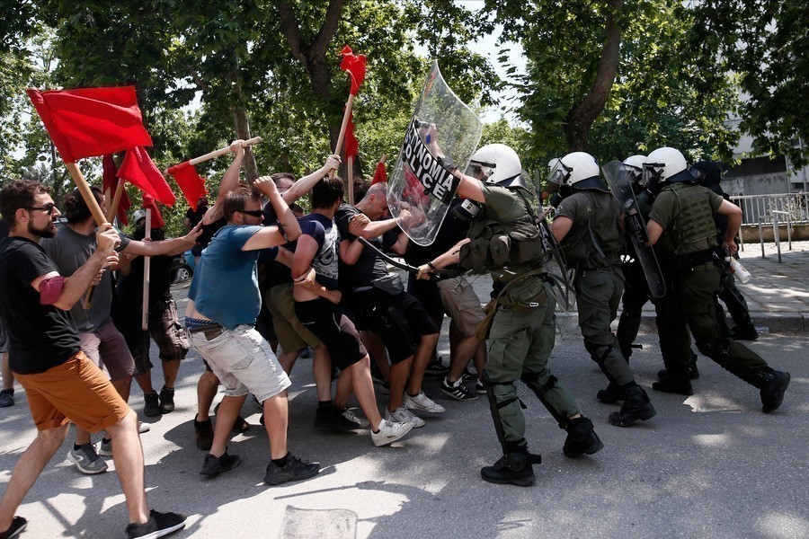Επεισόδια ανάμεσα σε διαδηλωτές και αστυνομικούς στο χώρο του Αριστοτέλειου Πανεπιστημίου Θεσσαλονίκης, μετά από πορεία διαμαρτυρίας