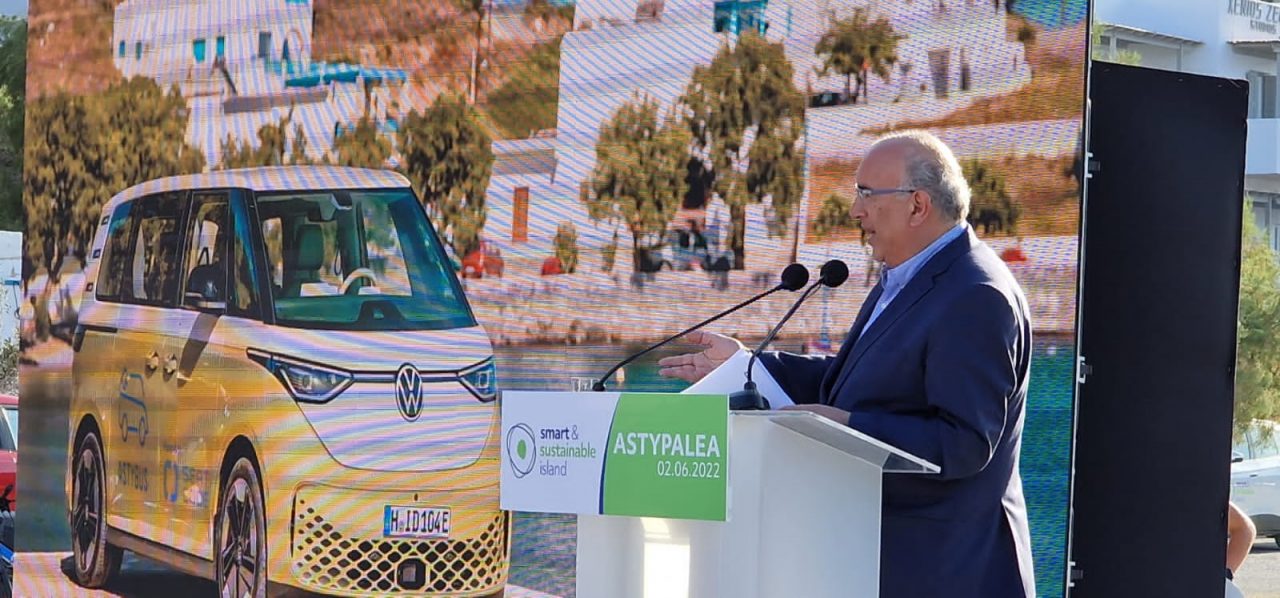 Ο υφυπουργός Υποδομών και Μεταφορών, αρμόδιος για τις Μεταφορές Μιχάλης Παπαδόπουλος μιλά σε εκδήλωση στην ΑΣτυπάλαια