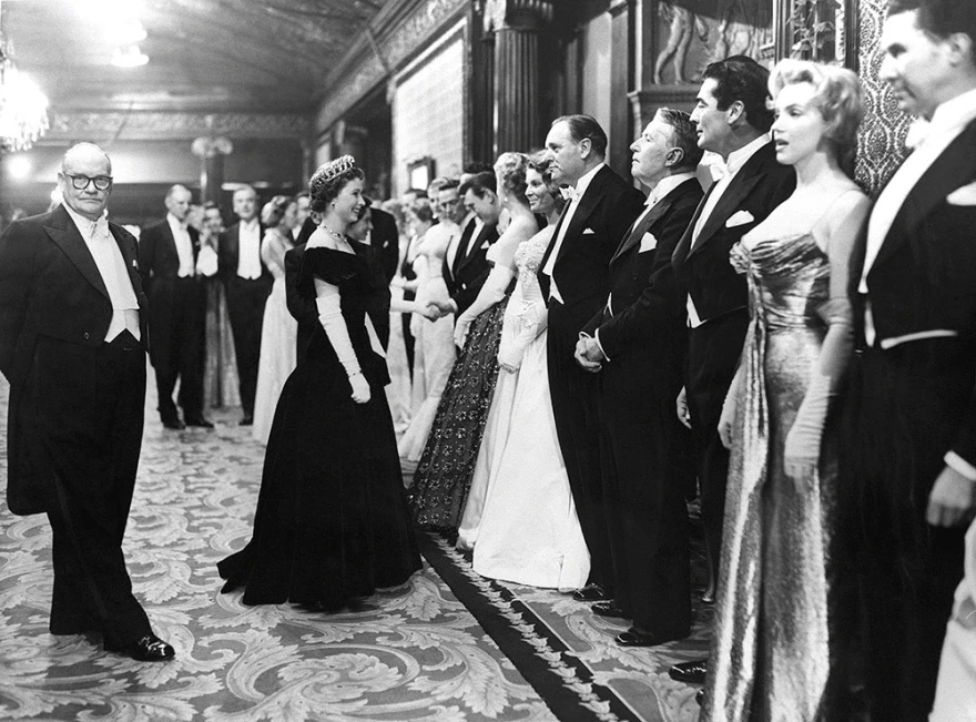 Λίγο πριν χαιρετήσει τη Μέριλιν Μονρόε στην πρεμιέρα της ταινίας «Φον Σπεε, Το Καταδρομικό Φάντασμα». 29 Οκτωβρίου του 1956